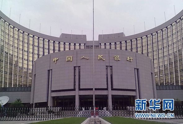 中国人民银行从12月5日起，下调存款类金融机构人民币存款准备金率0.5个百分点。(图片来源：新华网）